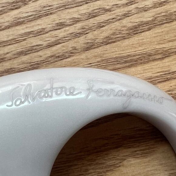 RARE Salvatore Ferragamo White Acetate Chunky Oval Scarf Ring Buckle NWOT - Picture 4 of 7